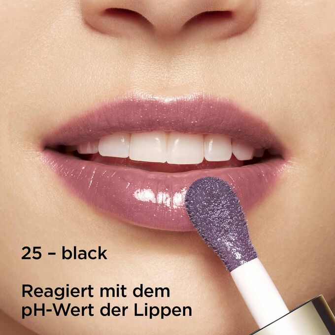 Close-up lächelnder Lippen, auf die die Textur und Farbe des schwarzen Lippen-Öls zeigen, das auf den pH-Wert der Lippen reagiert hat