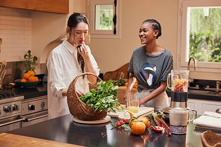 Lifestyle Visual von zwei Frauen, die Früchte essen