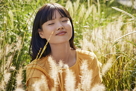 Lifestyle Visual einer Frau, die die Sonne genießt